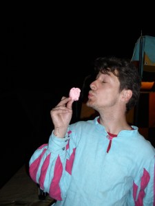 Sören mit Häkelschwein